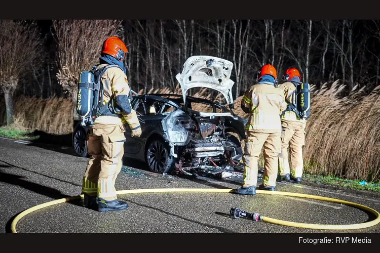 Auto volledig verwoest door nachtelijke brand in Purmerland