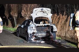 Auto volledig verwoest door nachtelijke brand in Purmerland
