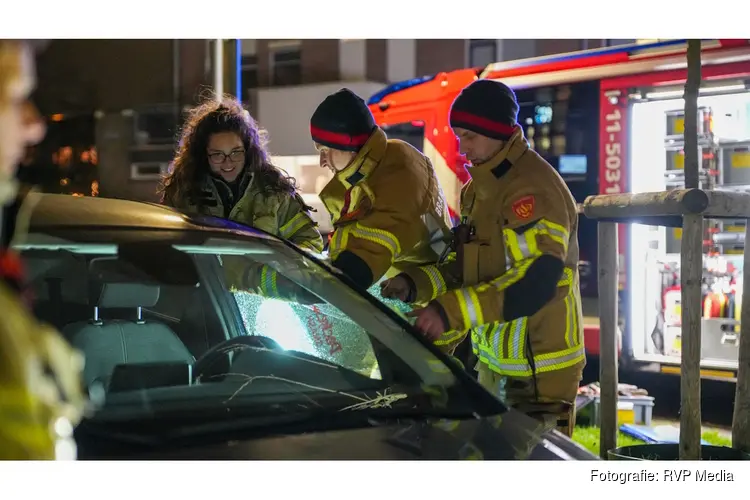 Brandweer bevrijdt kat die al 70 kilometer onder motorkap mee reist vanaf Utrecht naar Purmerend