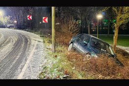 Auto raakt van de weg door gladheid