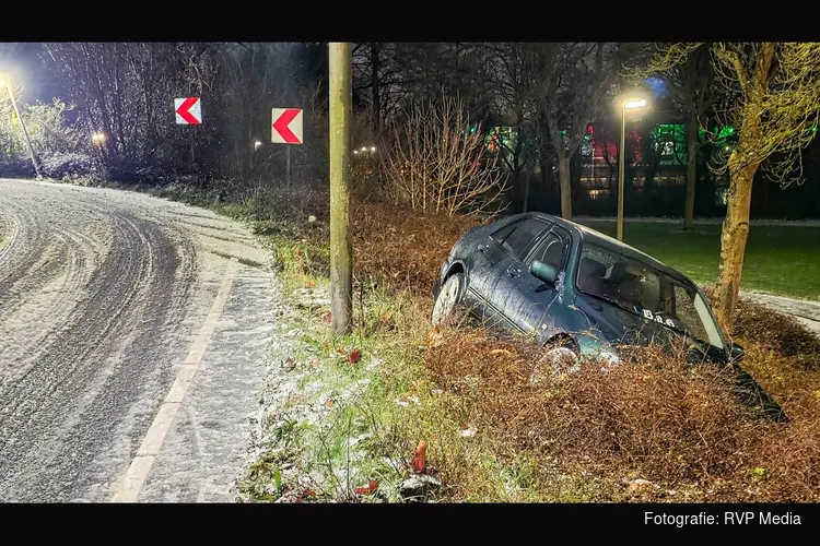 Auto raakt van de weg door gladheid