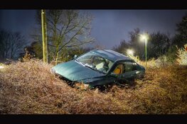 Auto raakt van de weg door gladheid