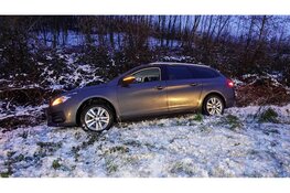 Auto met jong kind vliegt uit de bocht door gladheid