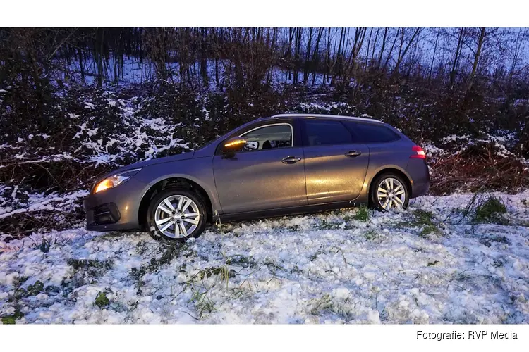 Auto met jong kind vliegt uit de bocht door gladheid