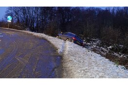Auto met jong kind vliegt uit de bocht door gladheid