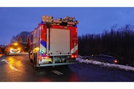 Auto met jong kind vliegt uit de bocht door gladheid