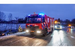 Auto met jong kind vliegt uit de bocht door gladheid