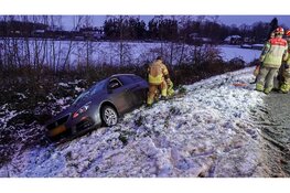 Auto met jong kind vliegt uit de bocht door gladheid