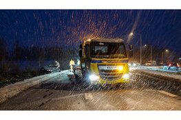 Auto met jong kind vliegt uit de bocht door gladheid