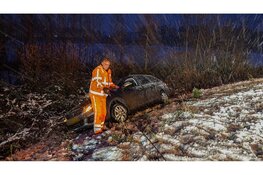 Auto met jong kind vliegt uit de bocht door gladheid