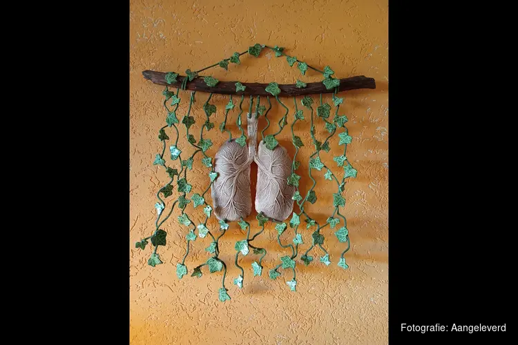 Keramiek van Astrid Lagerburg bij VVV waarin mens en natuur samenvallen