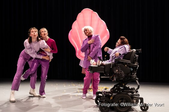 Speels Collectief met USUALLY I'M ON TOP in De Verbeelding