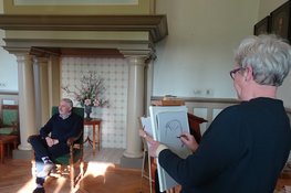 Stemmen op portretten van museumdirecteur Moncef Beekhof