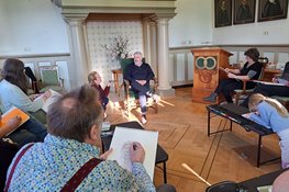 Stemmen op portretten van museumdirecteur Moncef Beekhof