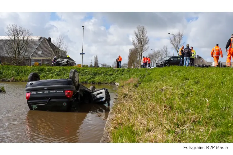 Auto over de kop in sloot na ongeval in Noordbeemster