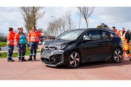 Auto over de kop in sloot na ongeval in Noordbeemster