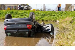 Auto over de kop in sloot na ongeval in Noordbeemster