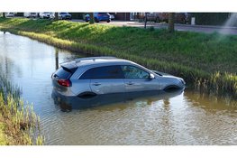 Auto te water in Middenbeemster