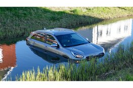 Auto te water in Middenbeemster