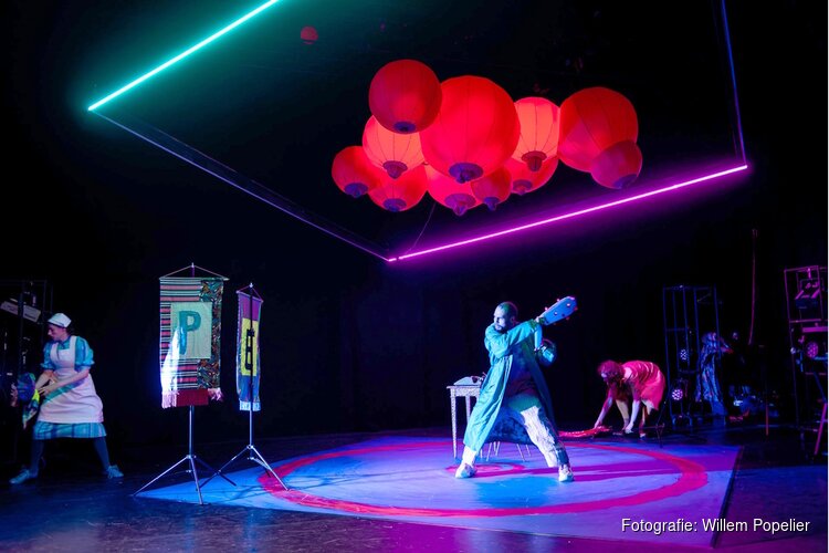 Verbeelding: 25 april - Dieheleding met viersterrenvoorstelling Je Moeder