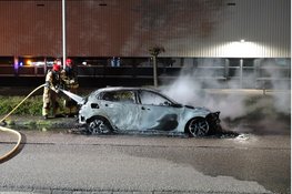 Auto in lichterlaaie op bedrijventerrein in Purmerend
