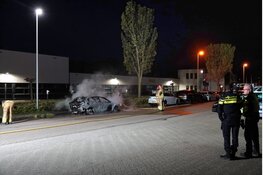 Auto in lichterlaaie op bedrijventerrein in Purmerend