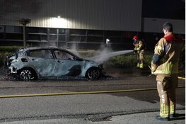 Auto in lichterlaaie op bedrijventerrein in Purmerend