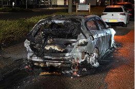 Auto in lichterlaaie op bedrijventerrein in Purmerend