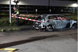 Auto in lichterlaaie op bedrijventerrein in Purmerend