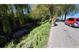 Auto belandt op kop in water na aanrijding met werkwagen bij Middenbeemster