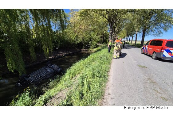 Auto belandt op kop in water na aanrijding met werkwagen bij Middenbeemster