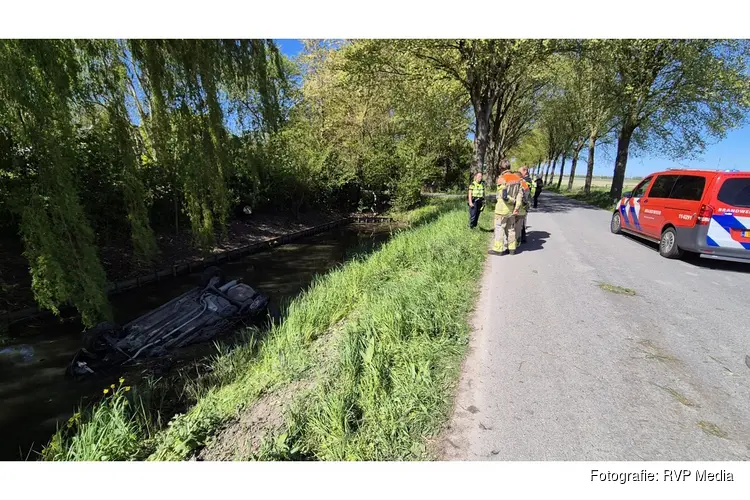 Auto belandt op kop in water na aanrijding met werkwagen bij Middenbeemster