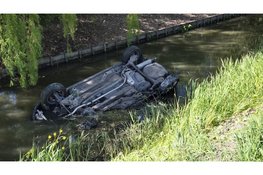 Auto belandt op kop in water na aanrijding met werkwagen bij Middenbeemster