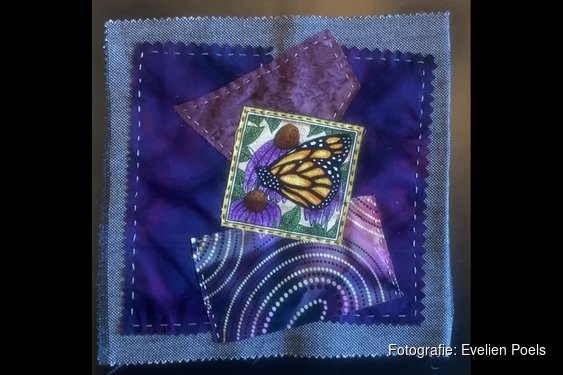 Duurzame textielkunst van Evelien Poels in de etalage van VVV Purmerend