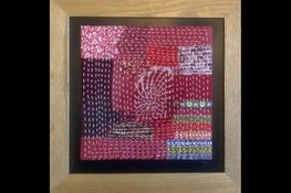 Duurzame textielkunst van Evelien Poels in de etalage van VVV Purmerend
