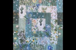 Duurzame textielkunst van Evelien Poels in de etalage van VVV Purmerend