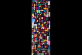 Duurzame textielkunst van Evelien Poels in de etalage van VVV Purmerend