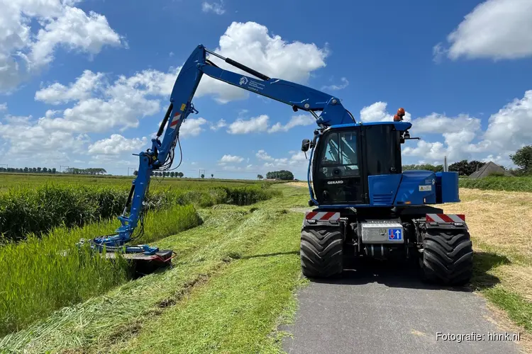 Maaien van dijken en sloten van start
