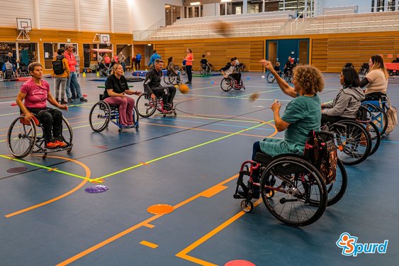 Onbegrensd Sporten: plezier van bewegen en sporten in een rolstoel
