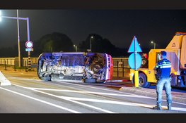 Bestelbus ramt betonblok en belandt op zijkant op N235