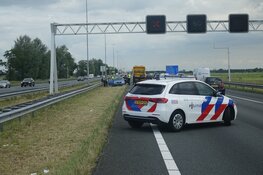 Auto met aanhanger begint te slingeren en raakt andere auto op A7 richting Purmerend