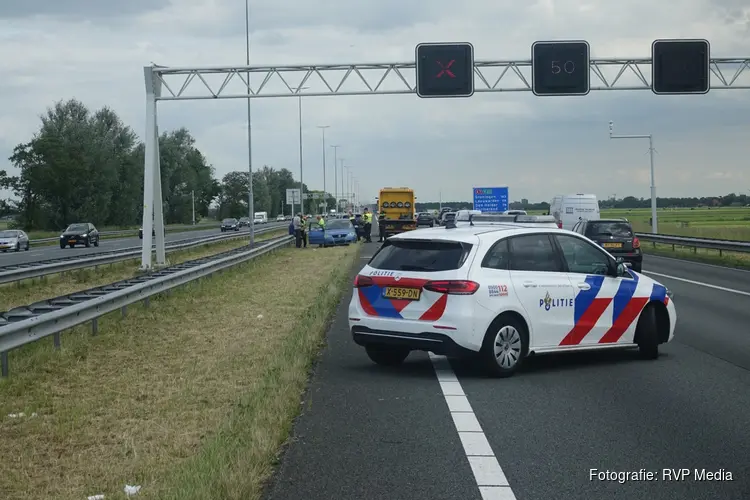 Auto met aanhanger begint te slingeren en raakt andere auto op A7 richting Purmerend