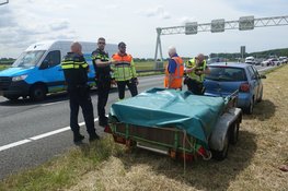 Auto met aanhanger begint te slingeren en raakt andere auto op A7 richting Purmerend