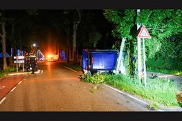 Twee gewonden nadat auto op zijkant tegen boom botst