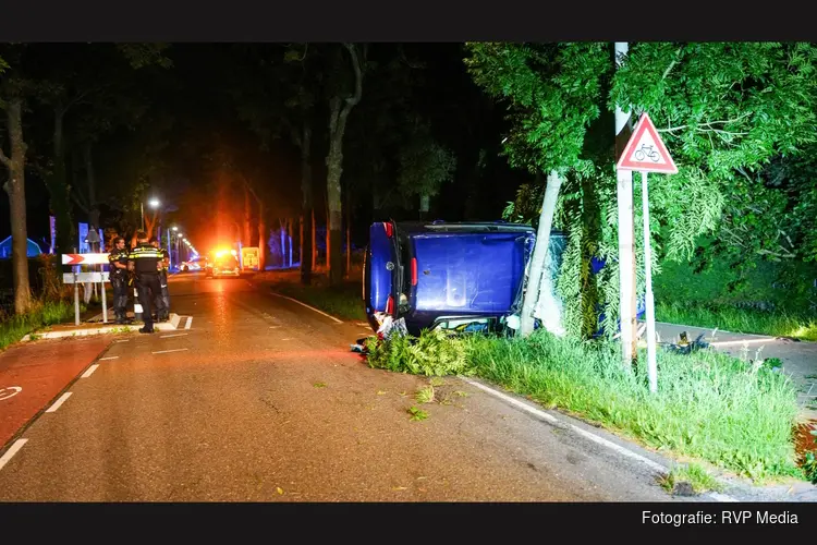 Twee gewonden nadat auto op zijkant tegen boom botst