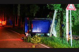Twee gewonden nadat auto op zijkant tegen boom botst