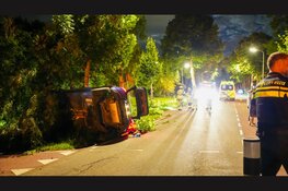 Twee gewonden nadat auto op zijkant tegen boom botst
