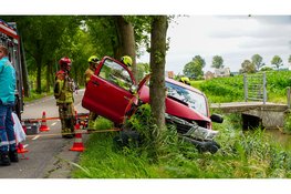 Hulpdiensten bevrijden automobilist na botsing tegen boom in Purmer