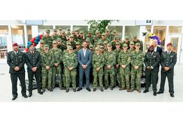 Staatssecretaris Defensie reikt diploma's uit
