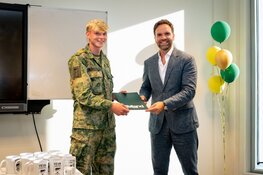 Staatssecretaris Defensie reikt diploma's uit